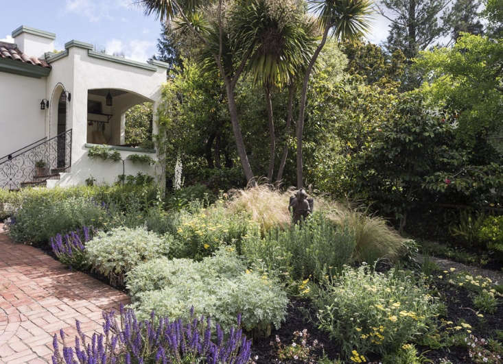 Landscaping on a Budget: 10 Ways I Saved Money on My Garden ...